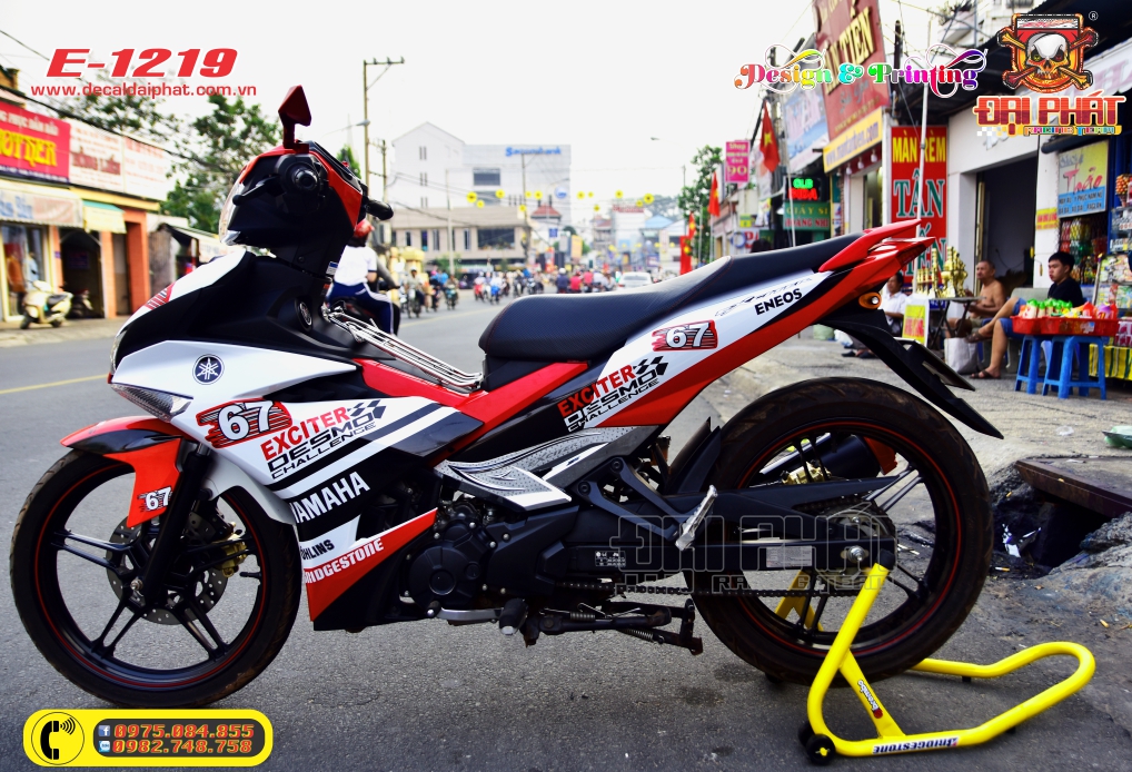 tem-trum-xe-exciter150-desmo-trang-do-den