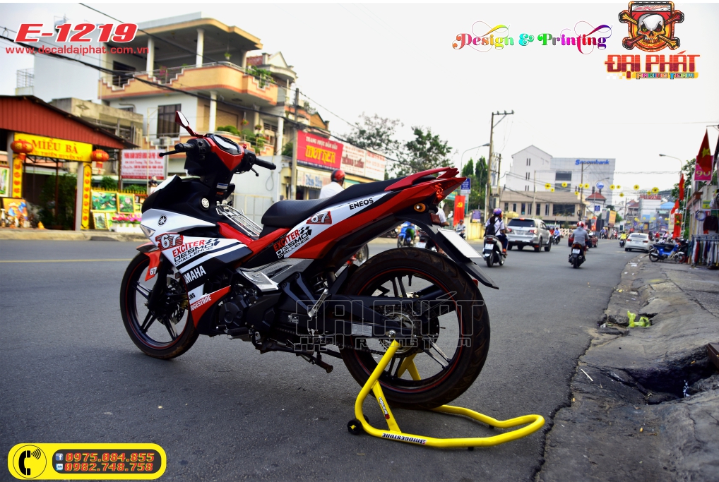 tem-trum-xe-exciter150-desmo-trang-do-den